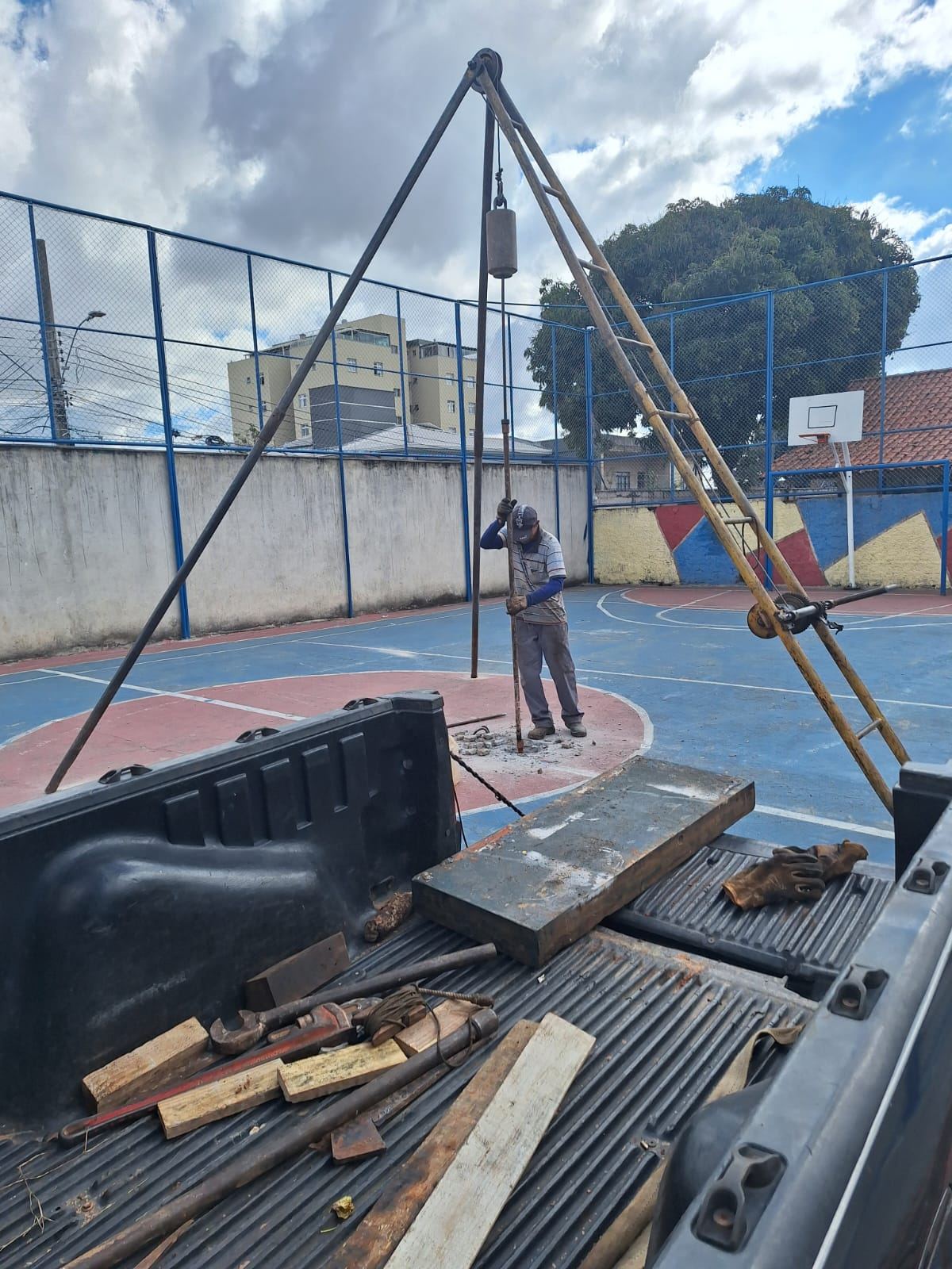 Equipamento de sondagem montado em área urbana