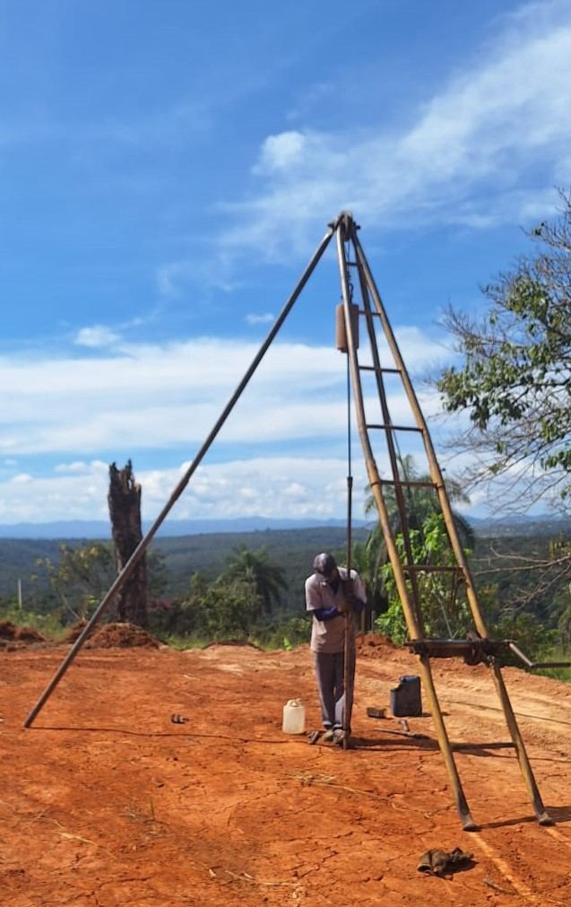 Sondagem SPT em terreno de terra em ponto alto